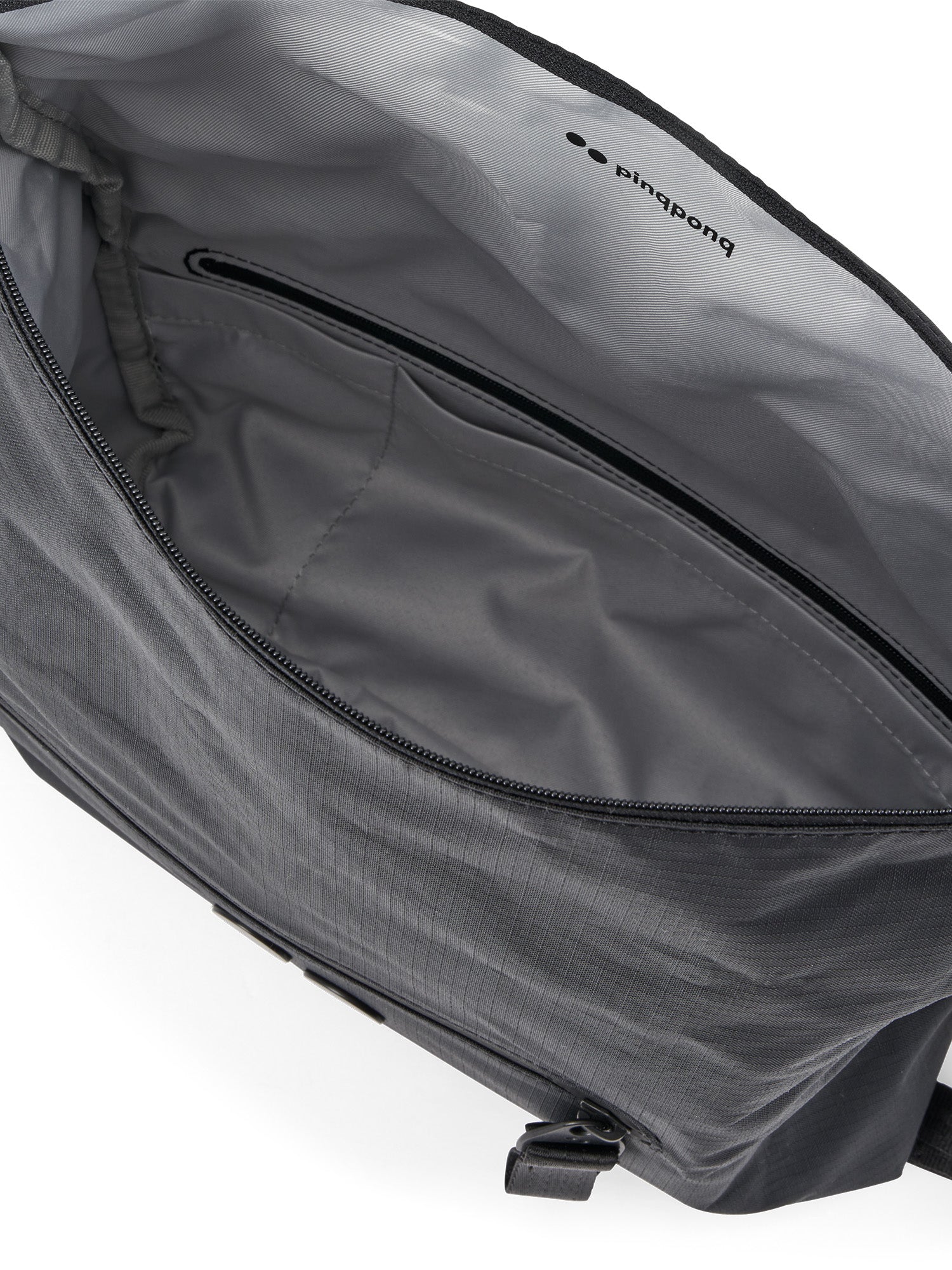 pinqponq-Aksel-Pure-Black-open-closeup