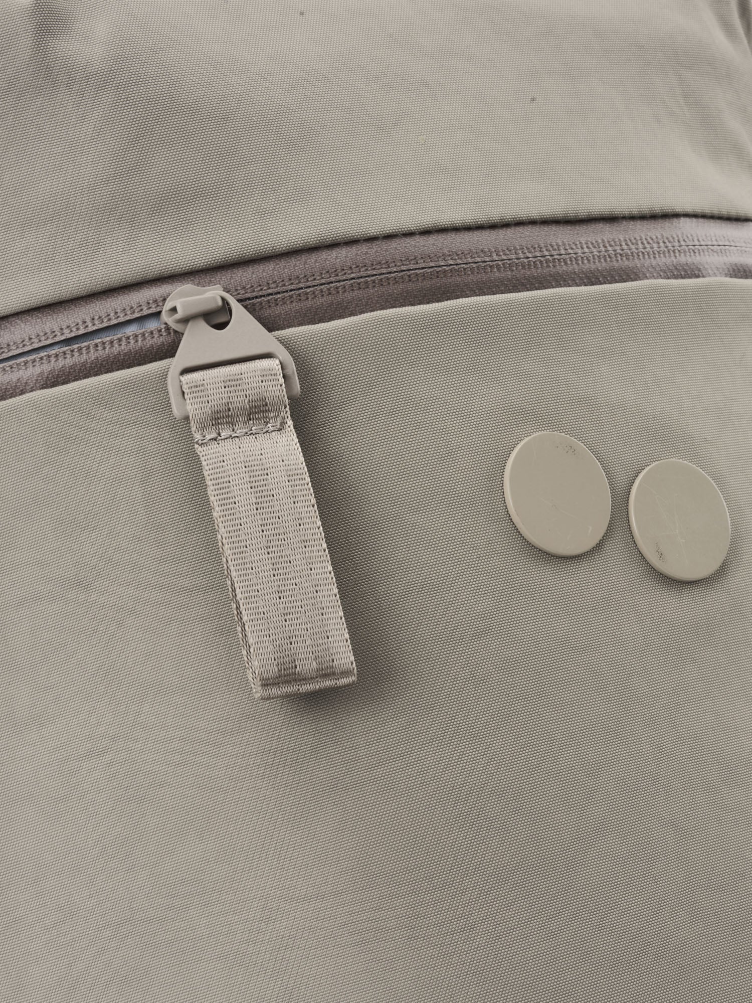 pinqponq-Kontor-Crinkle-Taupe-closeup-details